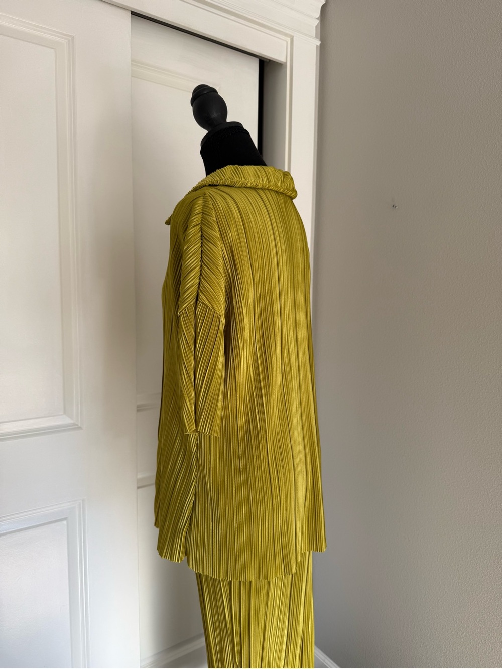 Pleated Button-Front Pajama Set in Chartreuse - Women - Picture 5 of 6